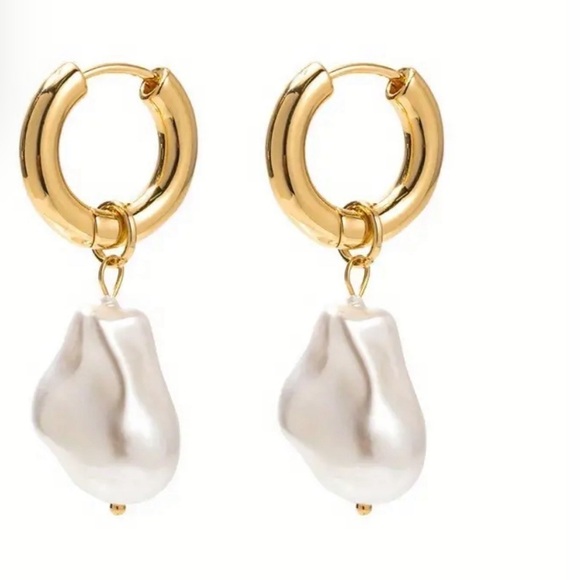 ✨ New Gold and pearl huggie drop earrings ✨💕 - Picture 1 of 6